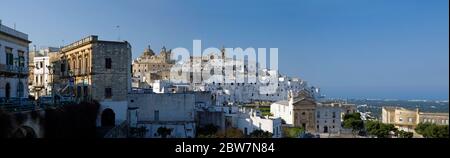 OSTUNI, APULIEN, ITALIEN - 28. MÄRZ 2018: Die Panorama-Stadtlandschaft der weißen Stadt Ostuni am Märznachmittag, Italien Stockfoto