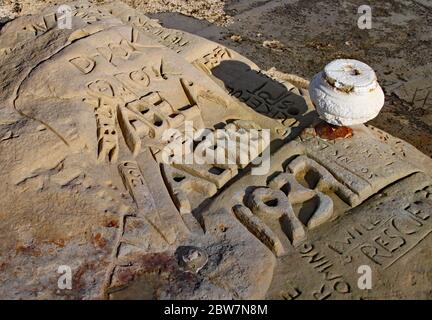 Dreidimensionale Schnitzereien in der Nähe der Felsenbecken im Sandsteinregal am Strand von Sliema, Malta. Stockfoto