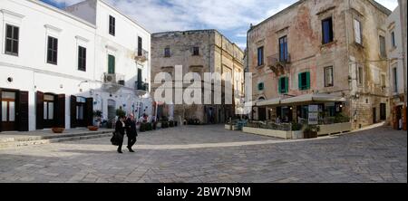 POLIGNANO A MARE, ITALIEN - 29. MÄRZ 2018: Der Hauptplatz mit traditionellen Mietshäusern und stilvollen Restaurants im Zentrum von Polignano a Mare Tow Stockfoto
