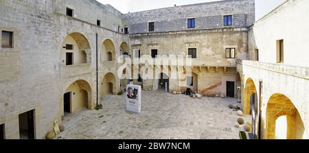 OTRANTO, APULIEN, ITALIEN - 30. MÄRZ 2018: Der schöne Innenhof des Museums in mittelalterlichen aragonesischen Schloss in Otranto, Apulien, Italien Stockfoto