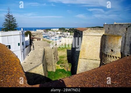 OTRANTO, APULIEN, ITALIEN - 30. MÄRZ 2018: Ein herrlicher Blick auf Otrante Stadt von den Mauern des mittelalterlichen aragonesischen Schlosses in Otranto, Apulien, Italien Stockfoto