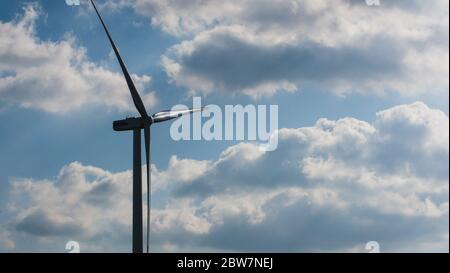 Windturbine an einem bewölkten Tag Stockfoto