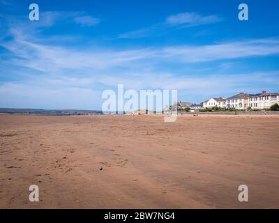 INSTOW, DEVON, UK - MAI 25 2020: Fast menschenleerer Sandstrand, Instow, Nord Devon UK. Wenige Leute. Tourismus durch Coronavirus dezimiert, Covid Sperrung. Stockfoto