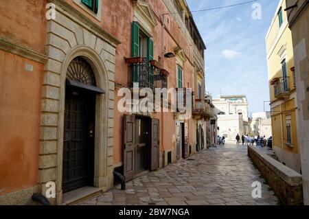 MATERA, ITALIEN - 31. MÄRZ 2018: Die verlassene Straße im Zentrum von Matera Stadt, Basilicata, Italien. UNESCO-Weltkulturerbe. Europäische Hauptstadt von c Stockfoto