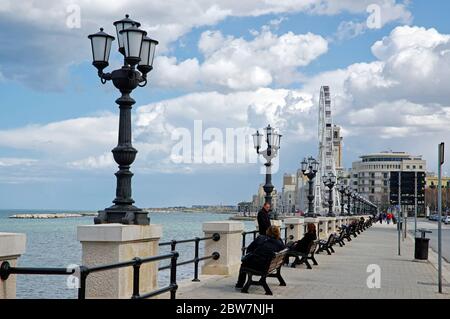 BARI, ITALIEN - 1. APRIL 2018: Lungomare Nazario Sauro. Strandpromenade. Bari. Apulien oder Apulien. Italien Stockfoto