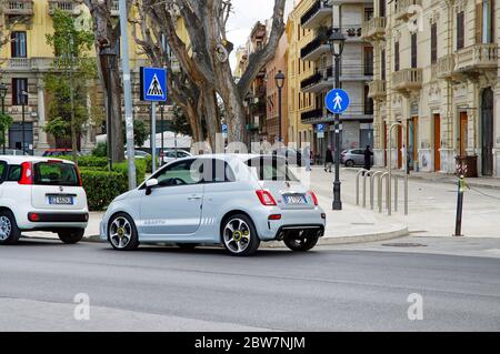 BARI, ITALIEN - 1. APRIL 2018: Blauer Fiat 500 in der Strandpromenade von Lungomare Nazario Sauro geparkt. Bari. Apulien oder Apulien. Italien Stockfoto