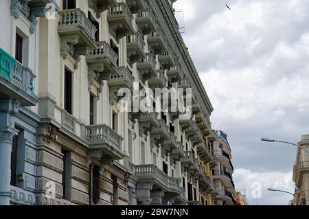 BARI, ITALIEN 01. APRIL 2018: Bari Reihe Balkons von typischen Haus in einem traditionellen Teil der Stadt. Bari ist die Hauptstadt der Region Apulien. Stockfoto