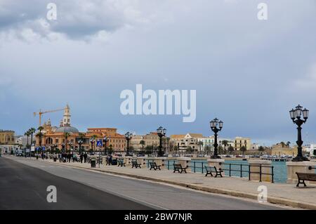 BARI, ITALIEN - 1. APRIL 2018: Lungomare Nazario Sauro. Strandpromenade. Bari. Apulien oder Apulien. Italien Stockfoto