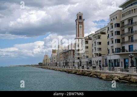 BARI, ITALIEN - 1. APRIL 2018: Kleiner Hof von Bari Stadt, mit grünen Pflanzen und Roller, Apulien Apulien Region, Süditalien Stockfoto