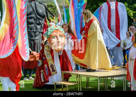 Der Verehrer Dr. Jeffrey John, Dekan von St. Albans bei der Alban-Pilgerfahrt 2019, einem jährlichen Fest, das Alban, Großbritanniens erster Heiliger, feiert. Stockfoto