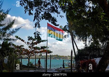 GRAND BAIE / MAURITIUS - AUGUST 13 2018: Flagge von Mauritius am Meeresrand nahe dem Zentrum der Stadt Grand Baie, Mauritius Stockfoto