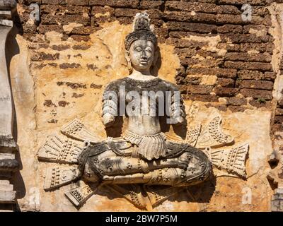 Alte Stuckmuster, Wat Chet Yot Tempel, B.E. 1998 König Bhumibol Adulyadej der 9. König der Mangrai Dynastie erbaut aus Laterit mit st Stockfoto