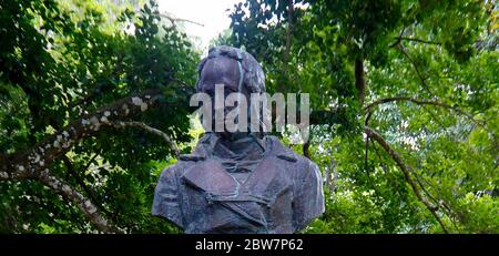 PORT LOUIS / MAURITIUS - AUGUST 14 2018: Die Bernardin de Saint-Pierre Statue steht im Botanischen Garten Sir Seewoosagur Ramgoolam. Bernardin de Sai Stockfoto