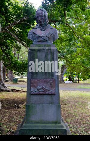 PORT LOUIS / MAURITIUS - AUGUST 14 2018: Die Bernardin de Saint-Pierre Statue steht im Botanischen Garten Sir Seewoosagur Ramgoolam. Bernardin de Sai Stockfoto