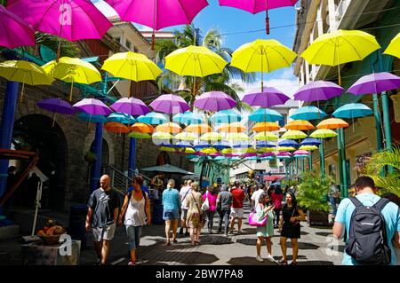 PORT LOUIS/ MAURITIUS - 16. AUGUST 2018: Menschen, die über die Hauptallee der Caudan Waterfront auf Mauritius laufen. Die Stadt ist das Land der wirtschaftlichen, c Stockfoto