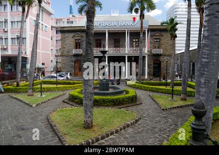 Port Louis, Mauritius - 16. August 2018: Bankenzentrum und Gebäude in Port Louis, Hauptstadt von Mauritius, Ostafrika mit einem hohen grünen Hügel Stockfoto