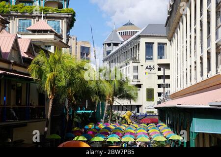 PORT LOUIS/ MAURITIUS - 16. AUGUST 2018: Die Hauptallee der Caudan Waterfront in Mauritius. Die Stadt ist das wirtschaftliche, kulturelle, politische CEN des Landes Stockfoto