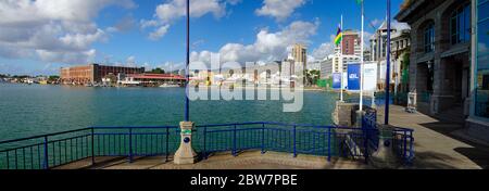 Port Louis, Mauritius - 16. August 2018: Einkaufszentrum und Gebäude an der Caudan Waterfront mit erstaunlich perfekter Reflexion, Port Louis, Hauptstadt c Stockfoto