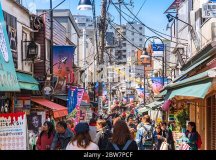 tokio, japan - märz 31 2020: Touristenmassen, die in der für ihre altmodische Mode berühmten Einkaufsstraße Yanaka Ginza spazieren Stockfoto