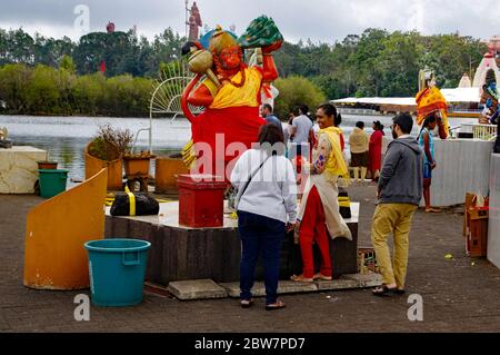 MAURITIUS - 18. AUGUST 2018: Faithul bei Hanuman Gott Statue im Hindu Tempel und Ganga Talao. Kratersee am Grand Bassin. Es ist die heiligste Hindu Stockfoto