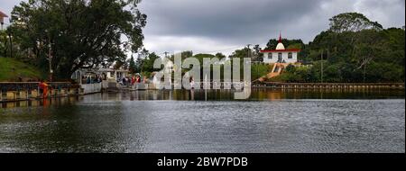 MAURITIUS - 18. AUGUST 2018: Hindu-Tempel und Ganga Talao. Kratersee am Grand Bassin. Es ist der heiligste Hindu-Ort auf Mauritius. Stockfoto