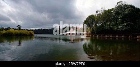 MAURITIUS - 18. AUGUST 2018: Hindu-Tempel und Ganga Talao. Kratersee am Grand Bassin. Es ist der heiligste Hindu-Ort auf Mauritius. Stockfoto