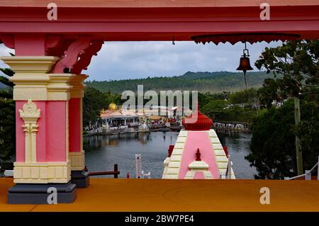 MAURITIUS - 18. AUGUST 2018: Hindu-Tempel und Ganga Talao. Kratersee am Grand Bassin. Es ist der heiligste Hindu-Ort auf Mauritius. Stockfoto