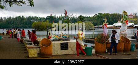 MAURITIUS - 18. AUGUST 2018: Hindu-Tempel und Ganga Talao. Kratersee am Grand Bassin. Es ist der heiligste Hindu-Ort auf Mauritius. Stockfoto