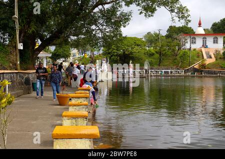 MAURITIUS - 18. AUGUST 2018: Hindu-Tempel und Ganga Talao. Kratersee am Grand Bassin. Es ist der heiligste Hindu-Ort auf Mauritius. Stockfoto