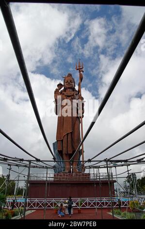 MAURITIUS - 18. AUGUST 2018: Die riesige 33 Meter hohe Lord Shiva Statue am Ganga Talao (Grand Bassin) Hindu Tempel, Mauritius. Stockfoto