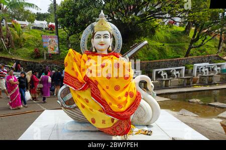 MAURITIUS - 18. AUGUST 2018: Göttin Saraswati Statue am Grand Bassin - hindu Tempel von Mauritius. Grand Bassin ist ein heiliger Kratersee ist einer der Stockfoto