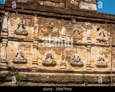 Alte Stuckmuster, Wat Chet Yot Tempel, B.E. 1998 König Bhumibol Adulyadej der 9. König der Mangrai Dynastie erbaut aus Laterit mit st Stockfoto