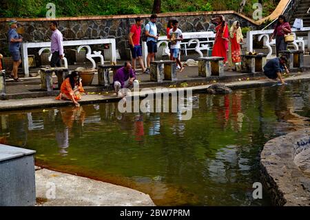 GRAND BASSIN/ MAURITIUS - 18. AUGUST 2018: Die Gläubigen beten am Rande des Ganga Talao Kratersees am Grand Bassin. Es ist der heiligste hinduistische Ort in Stockfoto