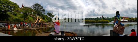 MAURITIUS - 18. AUGUST 2018: Hindu-Tempel und Ganga Talao. Kratersee am Grand Bassin. Es ist der heiligste Hindu-Ort auf Mauritius. Stockfoto