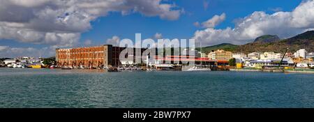 Port Louis, Mauritius - 16. August 2018: Einkaufszentrum und Gebäude an der Caudan Waterfront mit erstaunlich perfekter Reflexion, Port Louis, Hauptstadt c Stockfoto