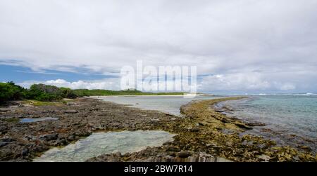 Die Landzunge La Pointe des Chateaux Castles ist eine Halbinsel, die sich von der Ostküste der Insel Grande-Terre in G in den Atlantischen Ozean erstreckt Stockfoto