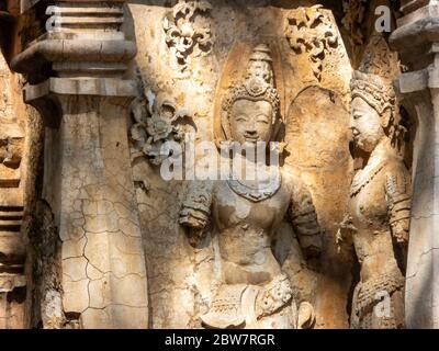 Alte Stuckmuster, Wat Chet Yot Tempel, B.E. 1998 König Bhumibol Adulyadej der 9. König der Mangrai Dynastie erbaut aus Laterit mit st Stockfoto