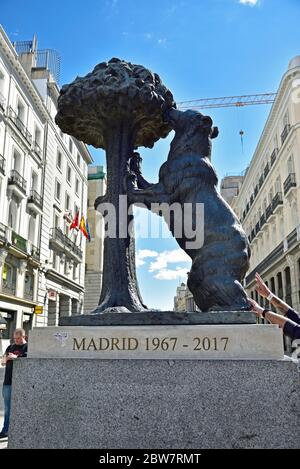 MADRID / SPANIEN - 11. APRIL 2019 - die Statue des Bären und Erdbeerbaums. Der Bär ist ein Symbol von Madrid und befindet sich auf dem Platz Puerta del Sol. Stockfoto