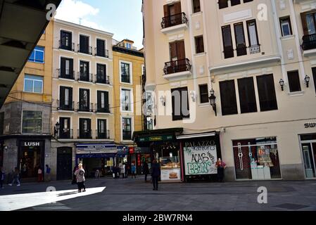 MADRID / SPANIEN - 11. APRIL 2019 - am 3. Juni 2016 gehen die Leute in der Einkaufsstraße Callle del Carmen in Madrid, Spanien Stockfoto