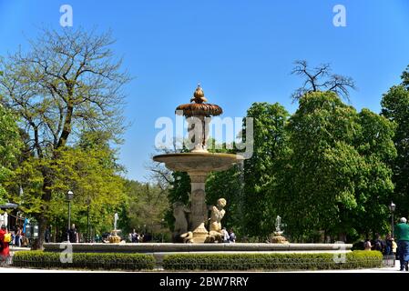 MADRID / SPANIEN - 12. APRIL 2019 - Galapagos-Brunnen (Fuente de los Galapagos) im Parque del Buen Retiro, dem Hauptpark Stockfoto