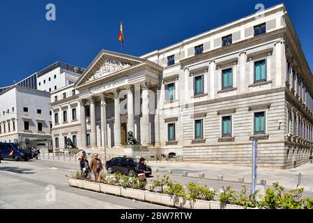 MADRID / SPANIEN - 11. APRIL 2019 - Gebäude des Abgeordnetenkongresses Congreso de los Diputados in Madrid, Spanien Stockfoto