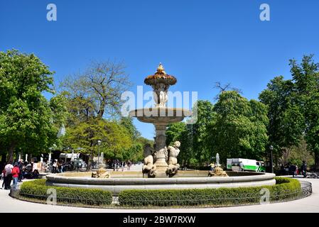 MADRID / SPANIEN - 12. APRIL 2019 - Galapagos-Brunnen (Fuente de los Galapagos) im Parque del Buen Retiro, dem Hauptpark Stockfoto