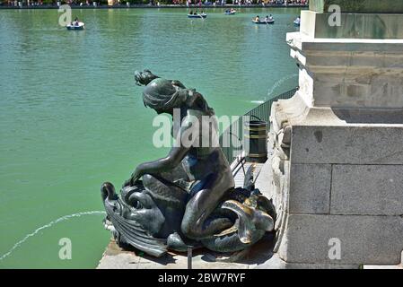 Eine von vielen Statuen, die das Denkmal für Alfonso XII in Jardines del Buen Retiro, dem Hauptpark der Stadt Madrid, Hauptstadt von Spanien, bewachen. Stockfoto