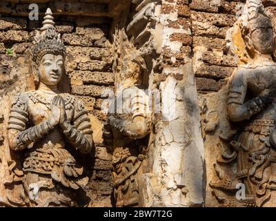 Alte Stuckmuster, Wat Chet Yot Tempel, B.E. 1998 König Bhumibol Adulyadej der 9. König der Mangrai Dynastie erbaut aus Laterit mit st Stockfoto