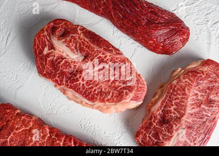 Set von rohem denver, Top Blade, Tri-Tip Steak, Machete, Flanke, Bavette London Broil Marmor Rindfleisch auf weißem Hintergrund Draufsicht close up . Stockfoto