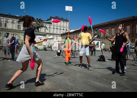 Turin, Italien. Mai 2020. TURIN, ITALIEN - 30. Mai 2020: Jongleure treten während eines Protestes im Kultursektor auf. Arbeiter im Showbusiness, im Unterhaltungs-, Kunst- und Kulturbereich fragen die italienische Regierung wegen des Coronavirus-Notfalls nach einem Grundeinkommen. (Foto: Nicolò Campo/Sipa USA) Quelle: SIPA USA/Alamy Live News Stockfoto