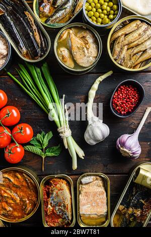 Konserven Konserven Lebensmittel in Dosen mit frischen Bio-Zutaten Tomaten Kräuter Zitrone zubereitete Gemüse, Fleisch, Fisch und Obst in Dosen auf die alte Stockfoto