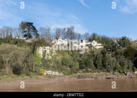 Häuser am Rand der Klippe über dem Fluss Wye, Chepstow, Wales, Großbritannien Stockfoto