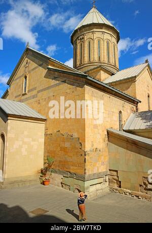 Besucherinnen vor der Kathedrale von Tbilisi Sioni, der mittelalterlichen Kirche in der Innenstadt von Tbilisi, Georgien Stockfoto