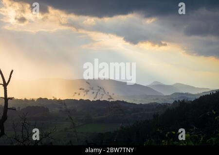 Regnerische Landschaft über den Bergen in Dragacevo Serbien Stockfoto